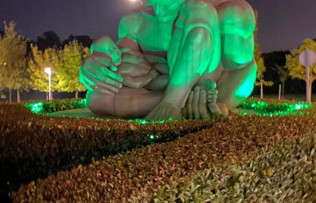 Escultura O Titán en el Hospital Álvaro Cunqueiro